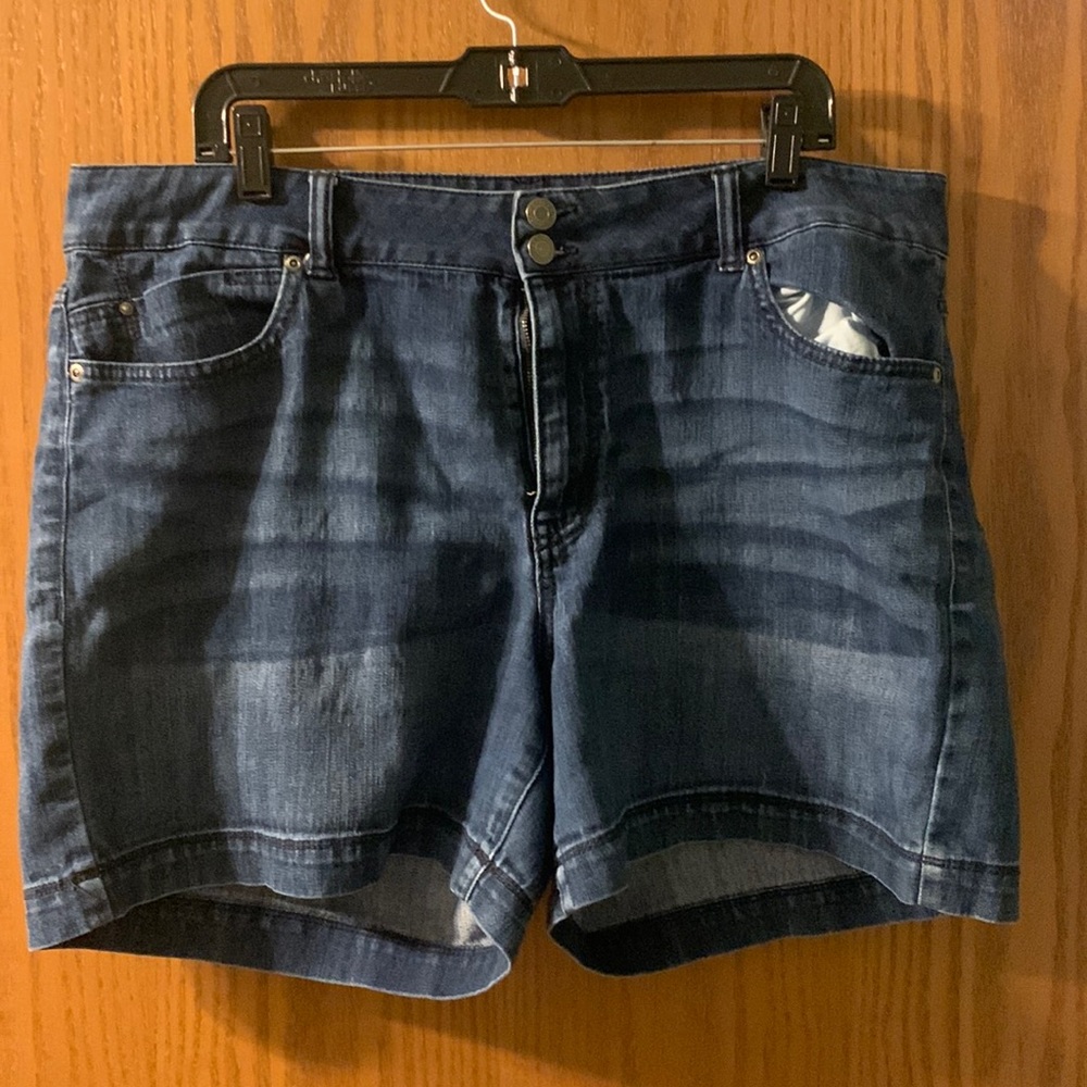 Maurice’s, high-rise Jean shorts, sz 18w